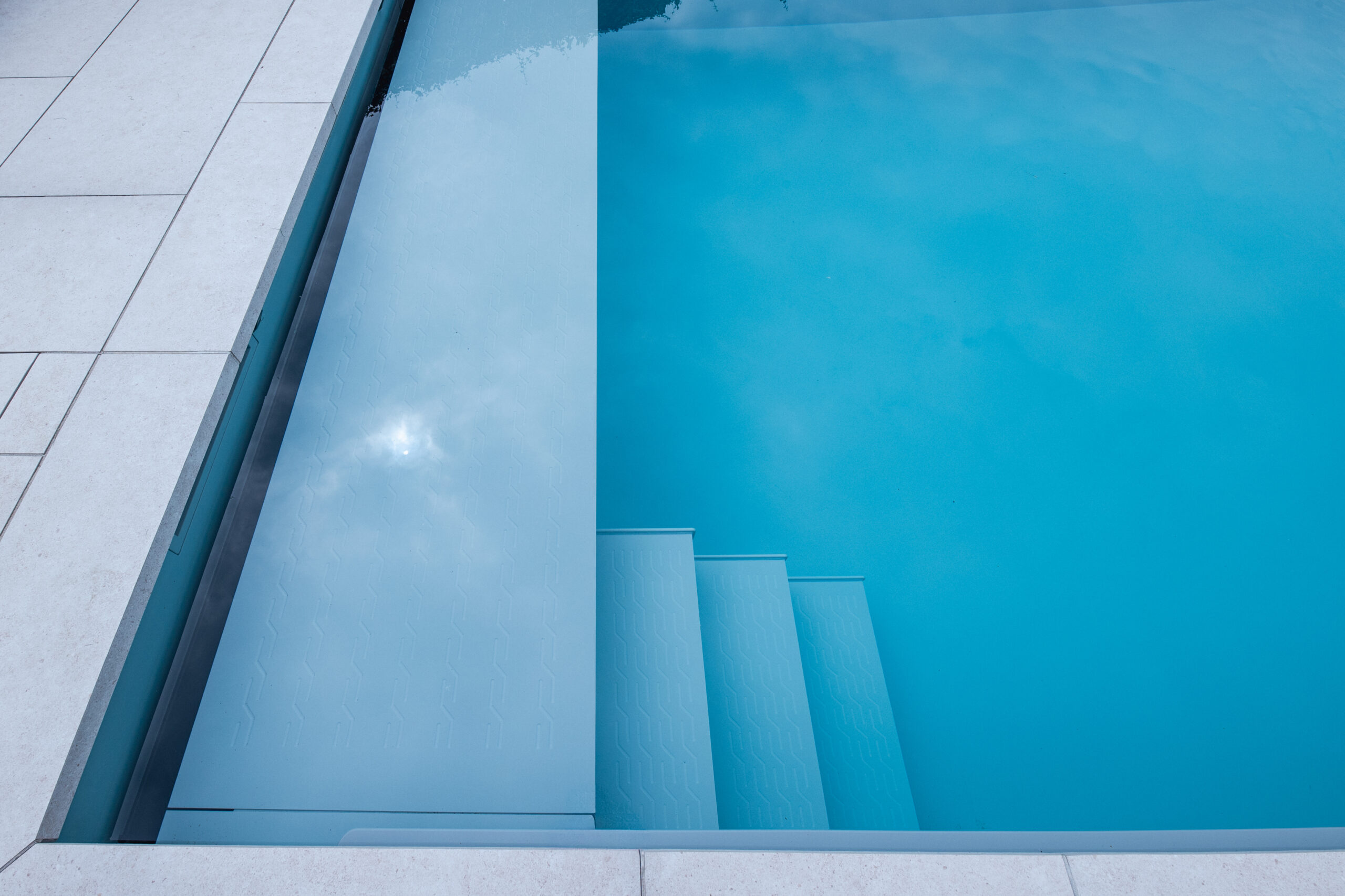 Montage der Swimmingpooltreppe